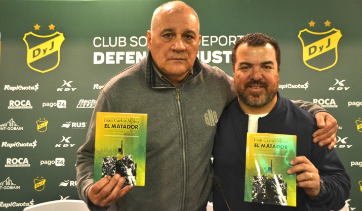 El profesor Leonardo Abrahan  present un libro del goleador del club de sus amores  