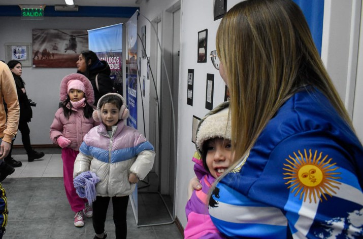 Nios y nias de 28 de Noviembre visitaron la oficina municipal de Malvinas en Ro Gallegos