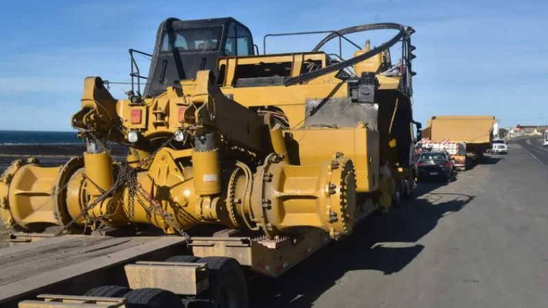 Transportan un enorme camin minero desarmado hacia Cerro Vanguardia