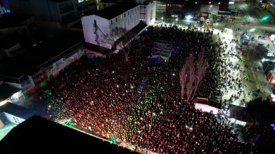 Una multitud en la primera noche de la III Fiesta del Frío