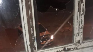 Denunciaron a un petrolero por destrozar la casa de una estudiante y está detenido 