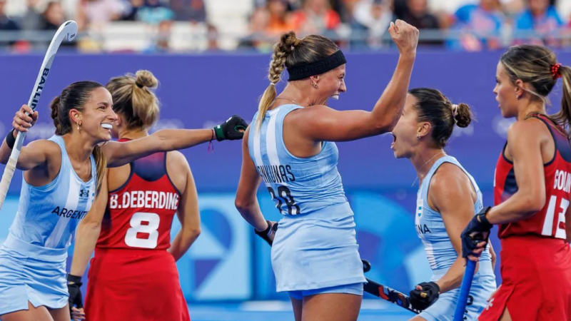 Las Leonas festejando su victoria ante Estados Unidos por los Juegos Olmpicos 2024 (Foto: COA)