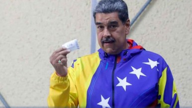 Votó Maduro: "Reconozco y reconoceré al árbitro electoral, los boletines oficiales y haré que se respeten"