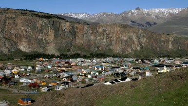 El Diario "El País" advierte que El Chaltén está "en riesgo por la contaminación y el turismo"