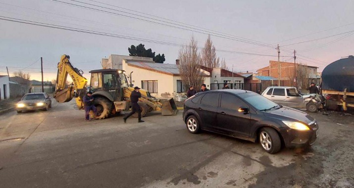 Ro Gallegos: choc contra  un camin por esquivar a una retro que no cedi el paso