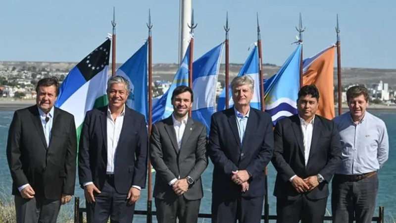 Los seis gobernadores patagnicos en una cumbre en Puerto Madryn. 