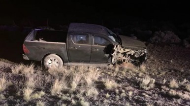 Violento accidente entre dos localidades patagónicas: un auto se cruzó de carril y chocó de frente contra otro