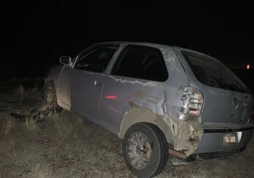 Violento accidente entre dos localidades patagnicas: un auto se cruz de carril y choc de frente contra otro