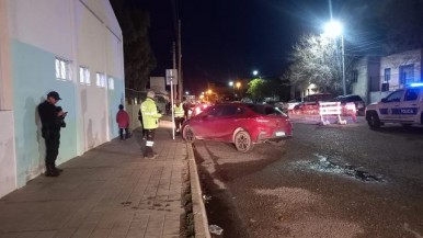 Peligro al volante: iba borracho y terminó en la vereda de un colegio a minutos del ingreso escolar