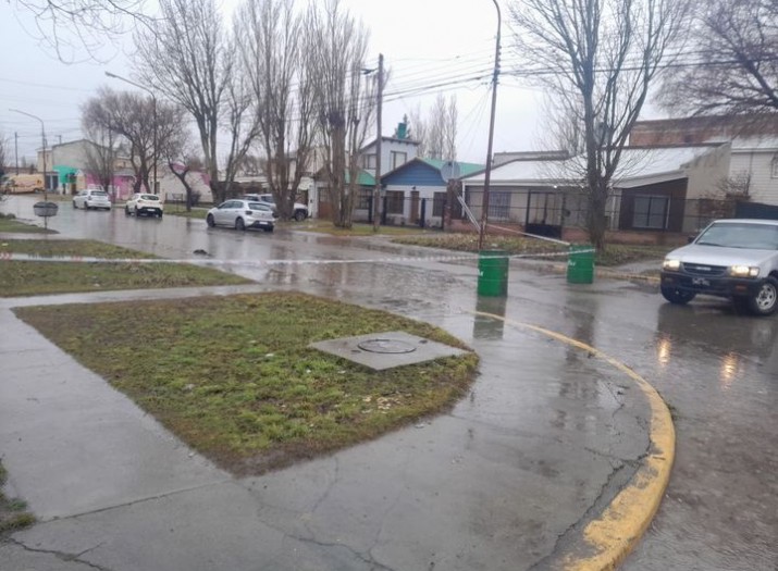 Ro Gallegos: en medio de la intensa lluvia, se robaron tambores que impeda transitar en una calle inundada