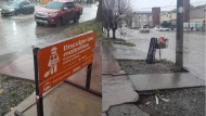 Río Gallegos: en medio de la intensa lluvia, se robaron tambores que impedía transitar en una calle inundada