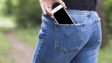 Cuál es el bolsillo del pantalón indicado para guardar el celular, según los expertos