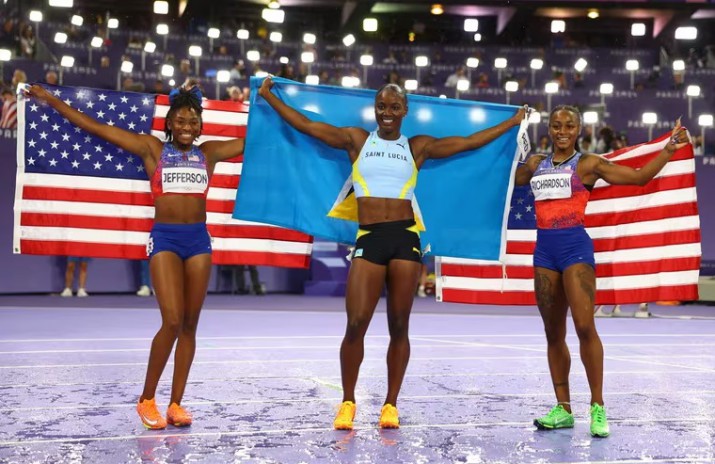 La atleta que hizo historia y gan medalla de oro en 100 metros, es de un pas que tiene casi la mitad de habitantes que Santa Cruz 