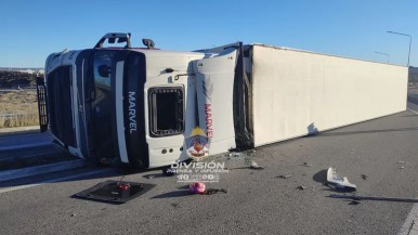 Volcó un camión en una ruta patagónica con 25 toneladas de salmón 