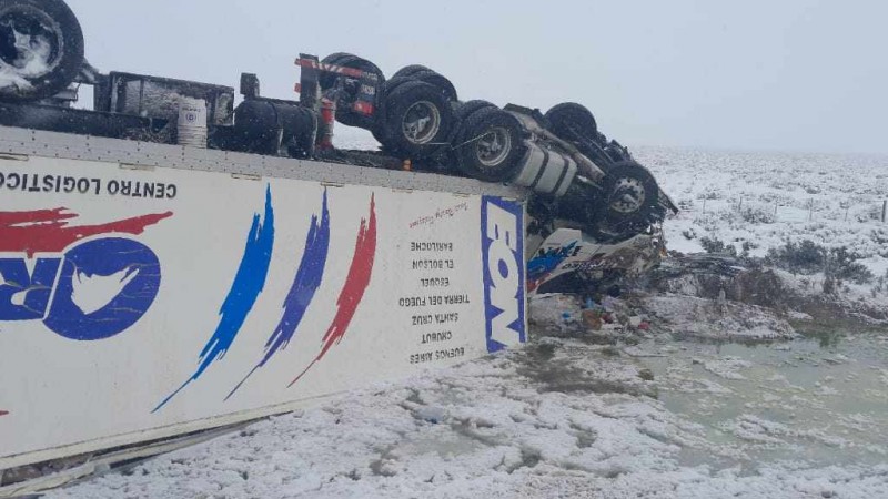 Vuelco de camin y restriccin en la circulacin en la Ruta 3