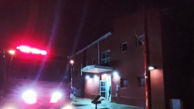 Santa Cruz: una vela provocó el incendio de una habitación de un club  y un inquilino terminó en estado de shock