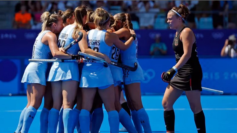 Las Leonas celebran la victoria en los cuartos de final ante Alemania 