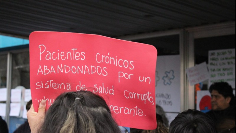 "Exigimos al Presidente de la Caja de Servicios Sociales y al Gobierno de Santa Cruz, que retrotraigan la medida de recorte de ms de 6000 medicamentos en el vademcum", dijo Godoy.