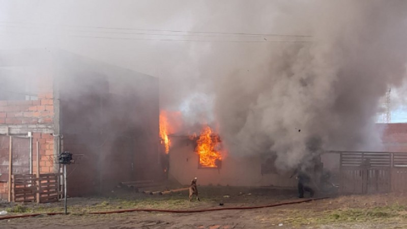 Incendio en dos vviiendas del Barrio Bicentenario 1.