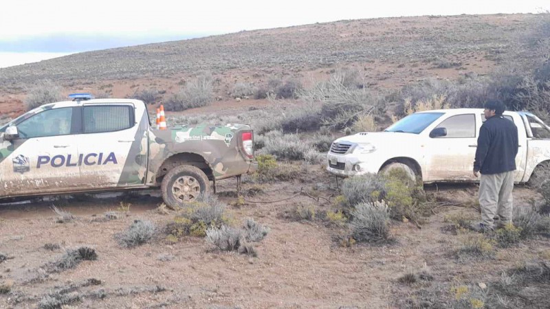 Polica de Santa Cruz  auxili a un grupo de personas que se encontraban varadas en la Ruta Provincial 93