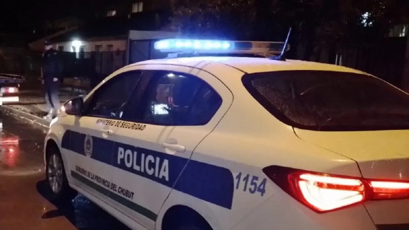 Cuatro ladrones entraron a la casa de un hombre con arresto domiciliario, lo golpearon y lo balearon