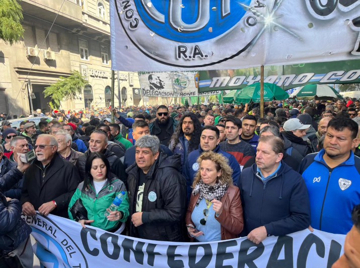 Masiva marcha de la CGT y otros gremios en el Da de San Cayetano con crticas al ajuste nacional