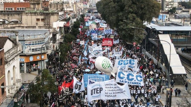 Masiva marcha de la CGT y otros gremios en el Da de San Cayetano con crticas al ajuste nacional