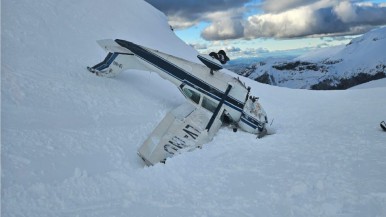 Se estrelló una avioneta en un cerro de la Patagonia: cuál es el estado de salud de los heridos 