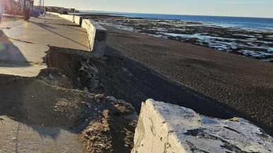  Preocupa en Caleta Olivia la erosión en la costanera: buscan que se declare la emergencia para actuar "con urgencia" 