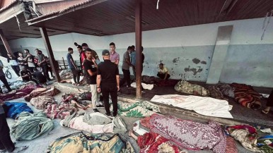 Al menos 100 personas murieron por bombardeo israelí a una escuela de la ciudad de Gaza