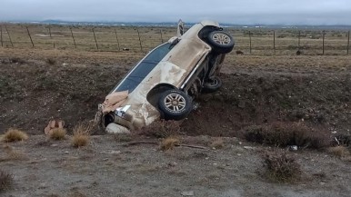 Vuelco en la avenida Asturias en Río Gallegos: el conductor tenía 2.28 g/l de alcohol en sangre y junto con el acompañante, fueron derivados al hospital