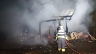 Incendio fatal en la Patagonia: murió una mujer de 65 años que intentó salir, pero la voracidad del fuego no le dio tiempo 