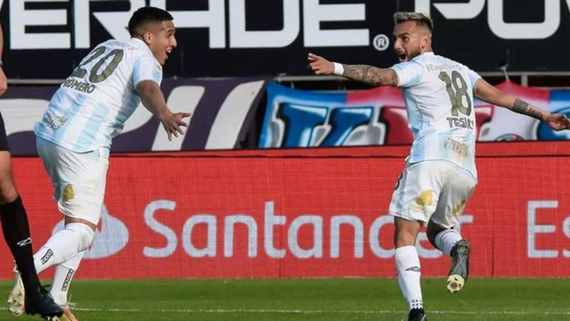 Tesuri celebra su gol, sobre el final del partido. (Foto @ATOficial).