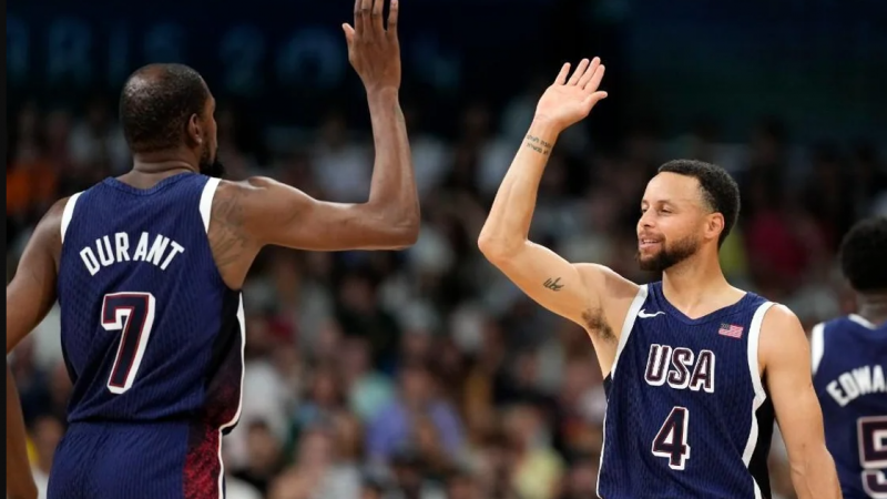 Stephen Curry celebra junto a Kevin Durant. (Foto: NA/Reuters).