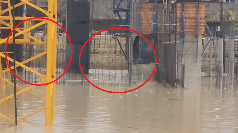 El agua ingresa a raudales enla zona del vertedero.  