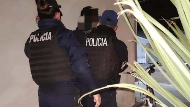 Ebrio, con un hacha y destornilladores quiso ingresar a un domicilio