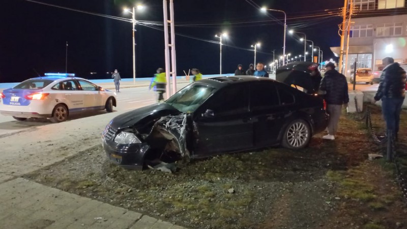 El VW Bora impact contra el poste ubicado detrs en la imagen