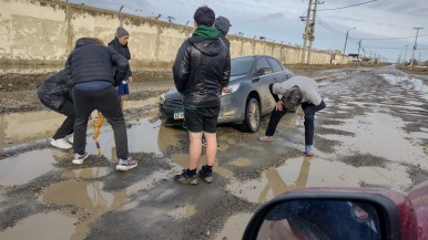 Bajo el agua, en el Barrio El Faro piden "un sendero seguro"