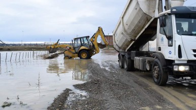 Río Gallegos: el Municipio informó que realizó tareas de contención "para evitar el avance del agua en los domicilios" 