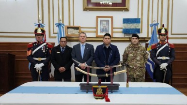 El gobernador Vidal recibió a los Granaderos en Casa de Gobierno de Santa Cruz