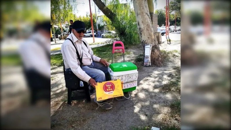 Venda golosinas en una plaza de Cipolletti, falleci y descubrieron que estaba prfugo por un caso de violacin