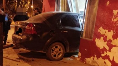 Conductor en estado de ebriedad se metió con el auto en una casa