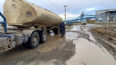 El municipio de Río Gallegos trabaja en mejorar la transitabilidad tras las lluvias