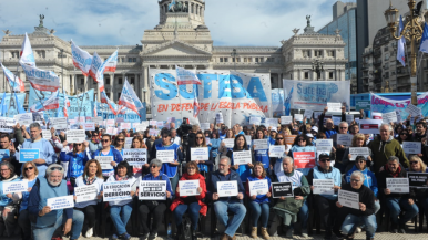 Hubo marcha docente frente al Congreso nacional 