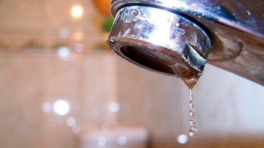 Santa Cruz: suspendieron el suministro de agua hacia una localidad y no saben cuándo se normalizará