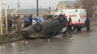 Río Gallegos: un grupo de jóvenes volcó sobre calle Riquez