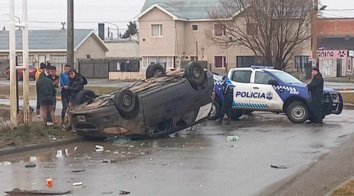 Ro Gallegos: un grupo de jvenes volc sobre calle Riquez