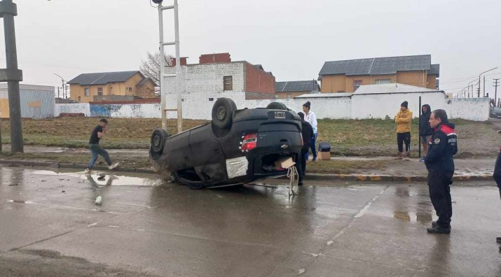 Ro Gallegos: un grupo de jvenes volc sobre calle Riquez