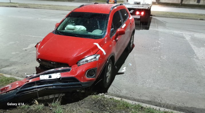 Ro Gallegos: un hombre perdi el control del auto, choc contra un poste y se lo secuestraron porque la alcoholemia le dio 0,08  