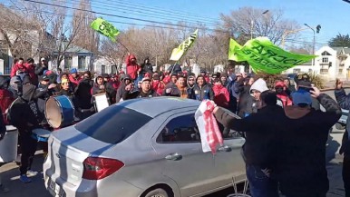 Video: SITRAIC Santa Cruz denunció que la UOCRA los "provocó" y les robó una bandera de su sede 